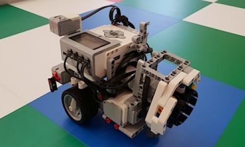 Robosoutěž na ČVUT v Praze vyhrál dívčí tým z GBV