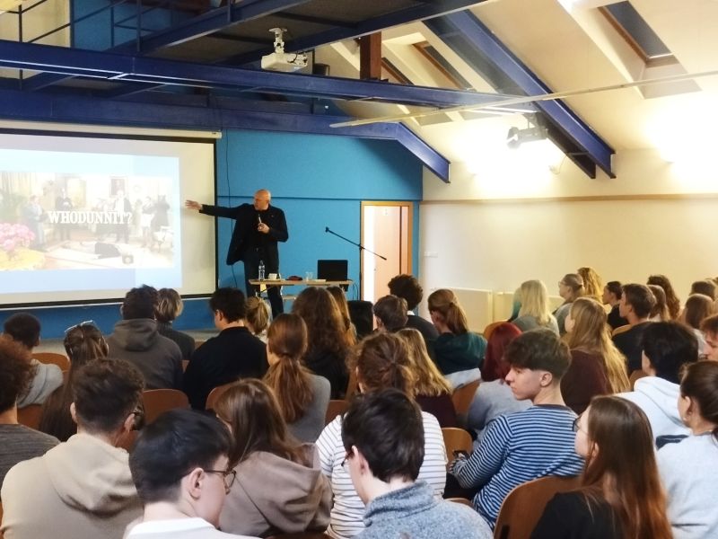 Maturanti na besedě s Vladimírem Dzurem