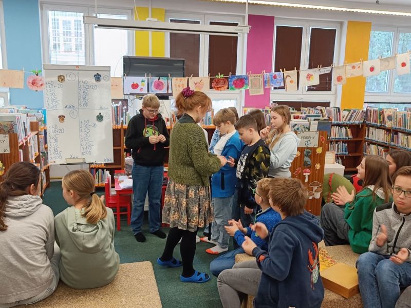 Prima a tercie na návštěvě v knihovně