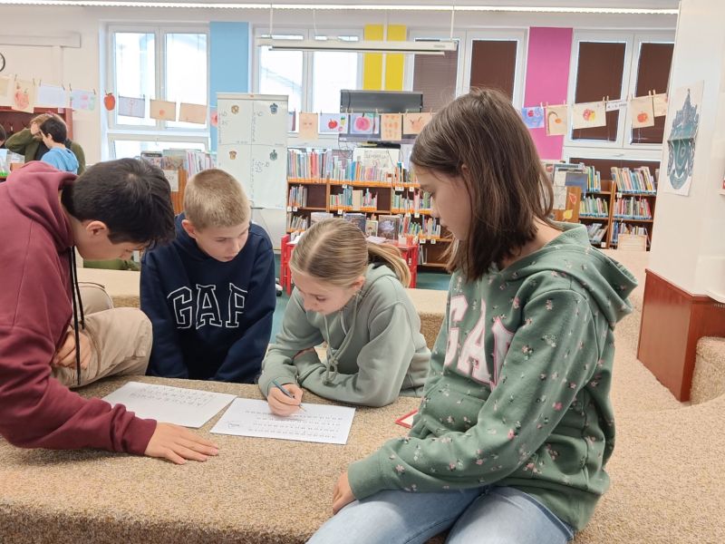 Prima a tercie na návštěvě v knihovně