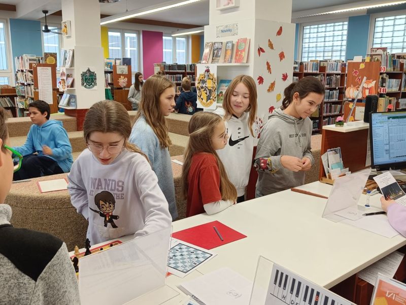 Prima a tercie na návštěvě v knihovně