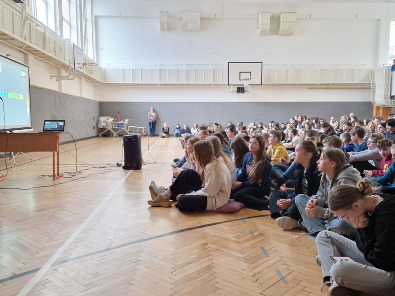 Studenti vylepšují školu