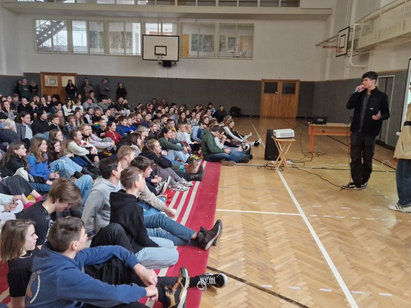 Studenti vylepšují školu