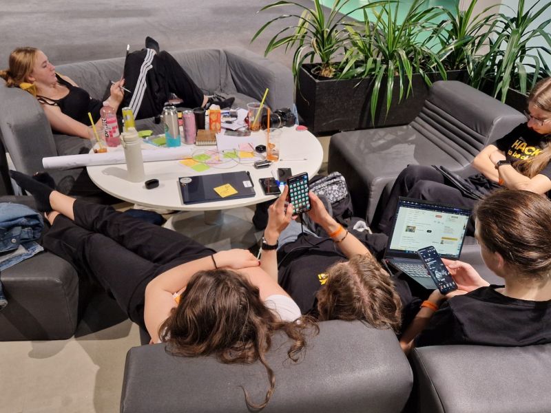 24 hodin non-stop inovací: Naši studenti bojovali na celorepublikovém HackaTEENu v Brně!