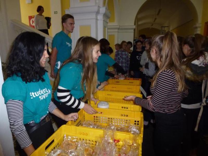 Koláč pro hospic vynesl téměř sedm tisíc korun