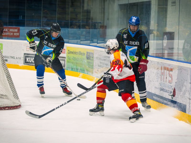 Hokejový souboj mezi maturanty a profesory