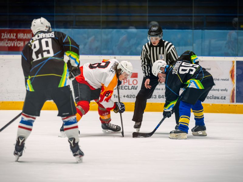 Hokejový souboj mezi maturanty a profesory