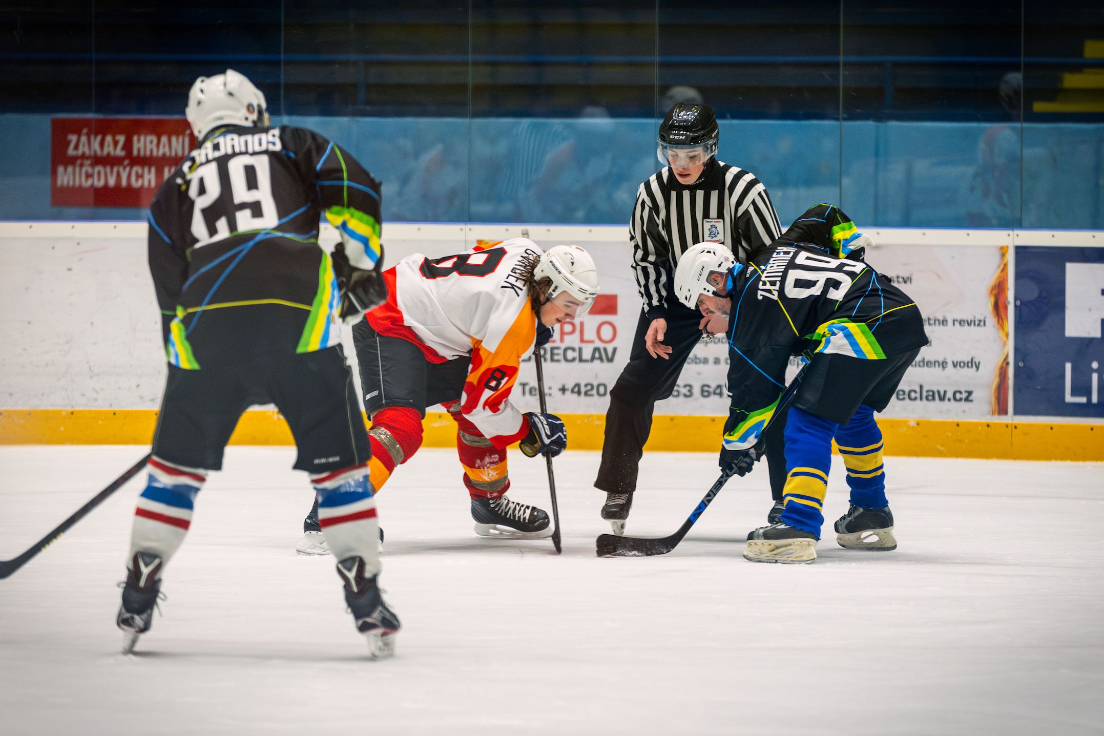 Hokejový souboj mezi maturanty a profesory