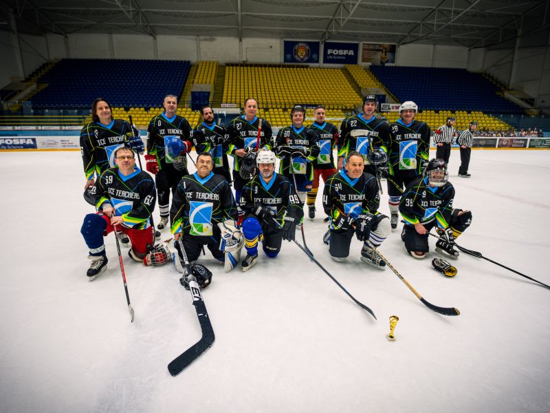 Hokejový souboj mezi maturanty a profesory