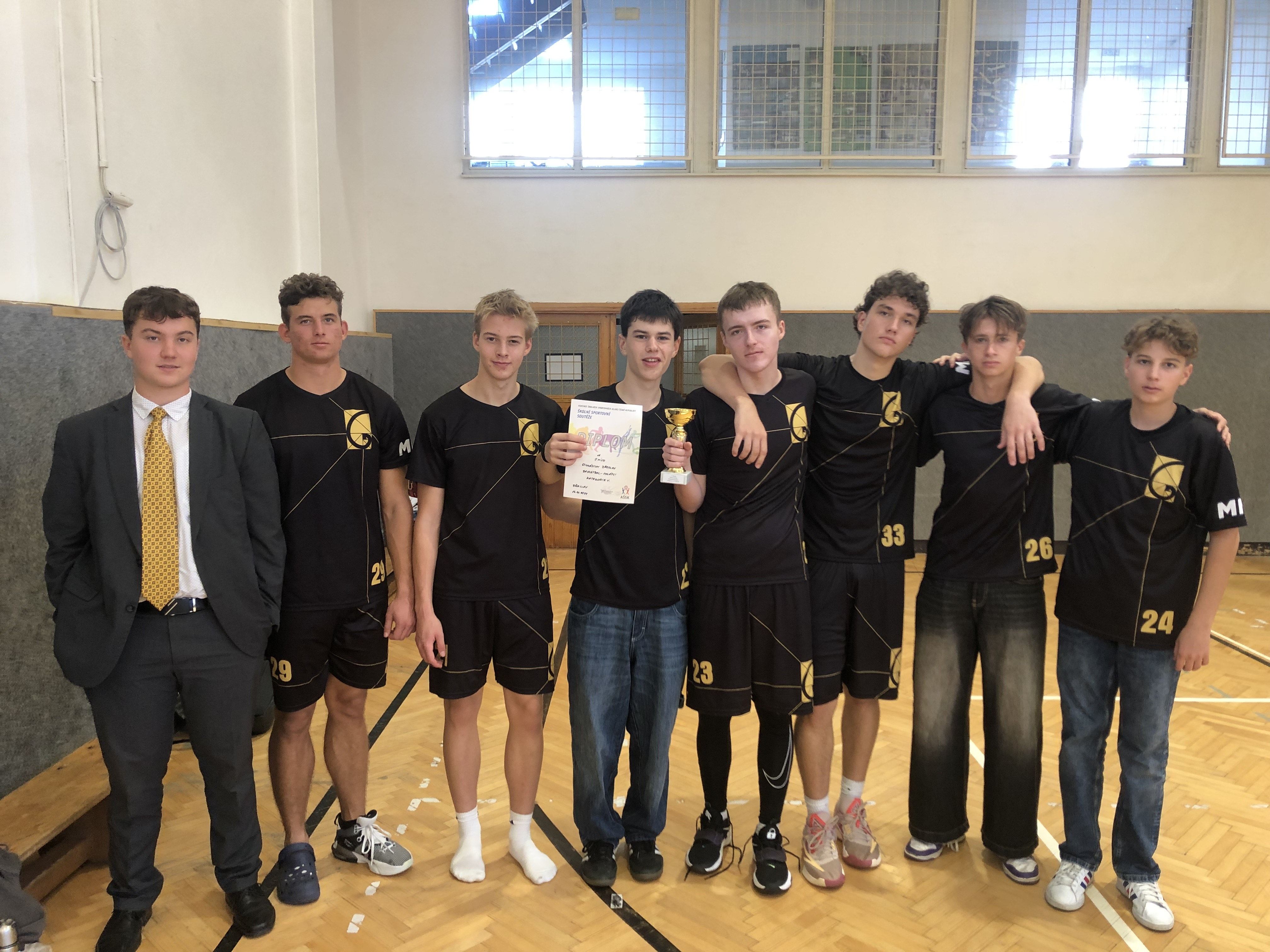 Druhé místo basketbalistů