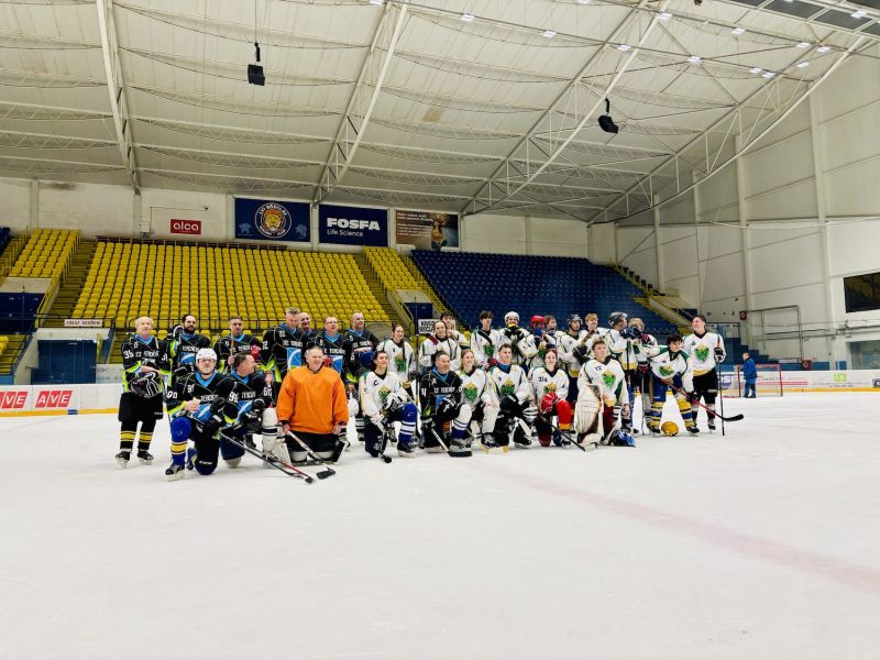 V hokejovém zápase maturanti vs. profesoři zvítězily zkušenosti