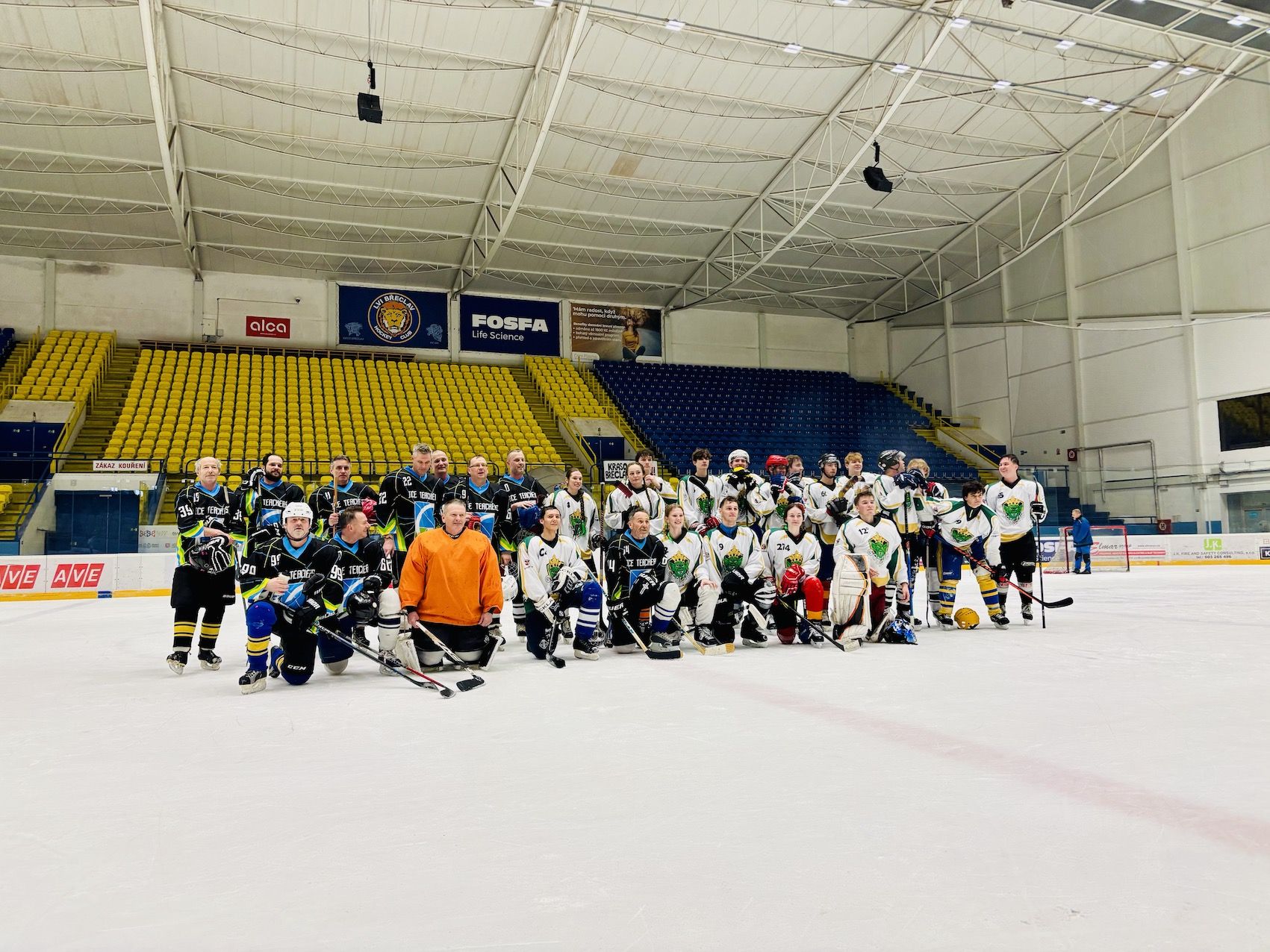 V hokejovém zápase maturanti vs. profesoři zvítězily zkušenosti