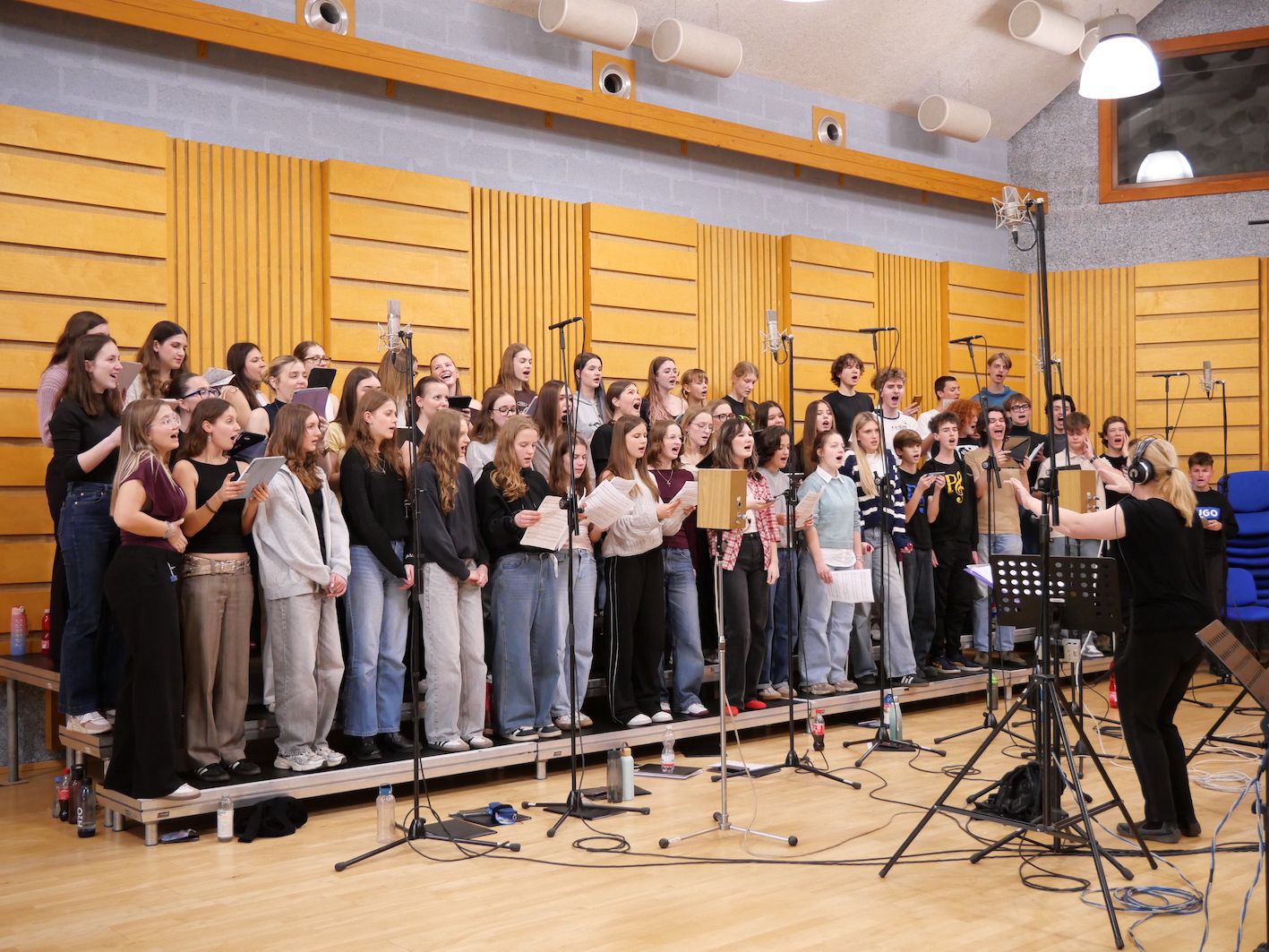 Sbor Polyfonia v nahrávacím studiu