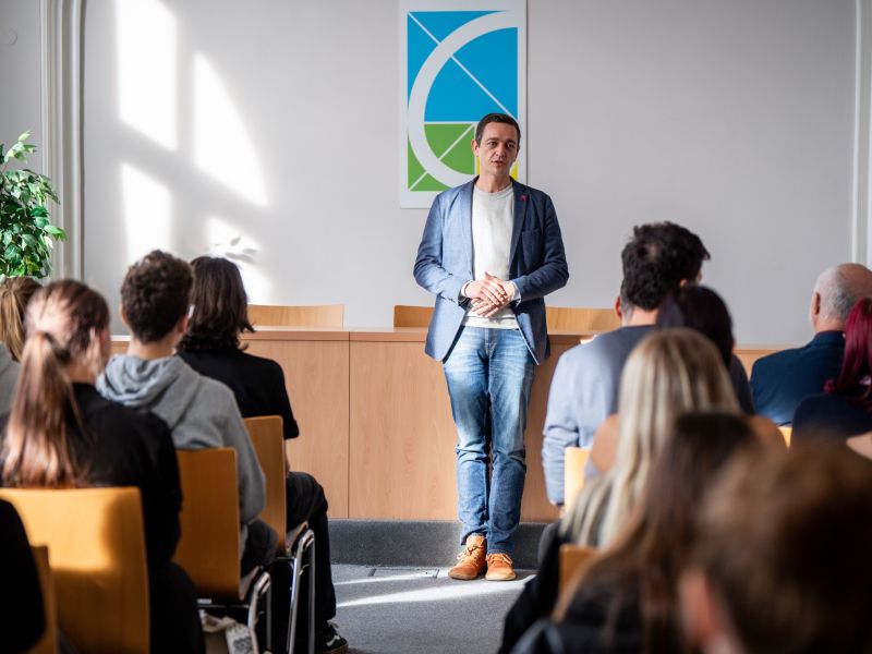 Povídání studentů s hejtmanem Janem Grolichem