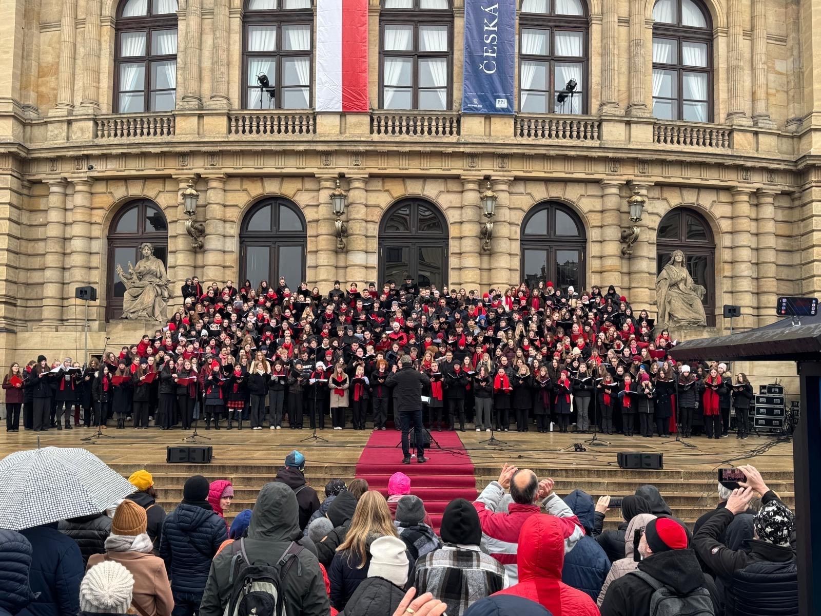 Sbor Polyfonia zpíval Mši míru v Praze