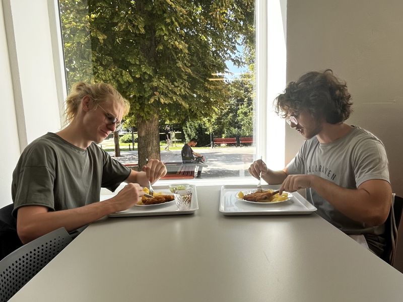 Gymnázium otevřelo svou první jídelnu v historii