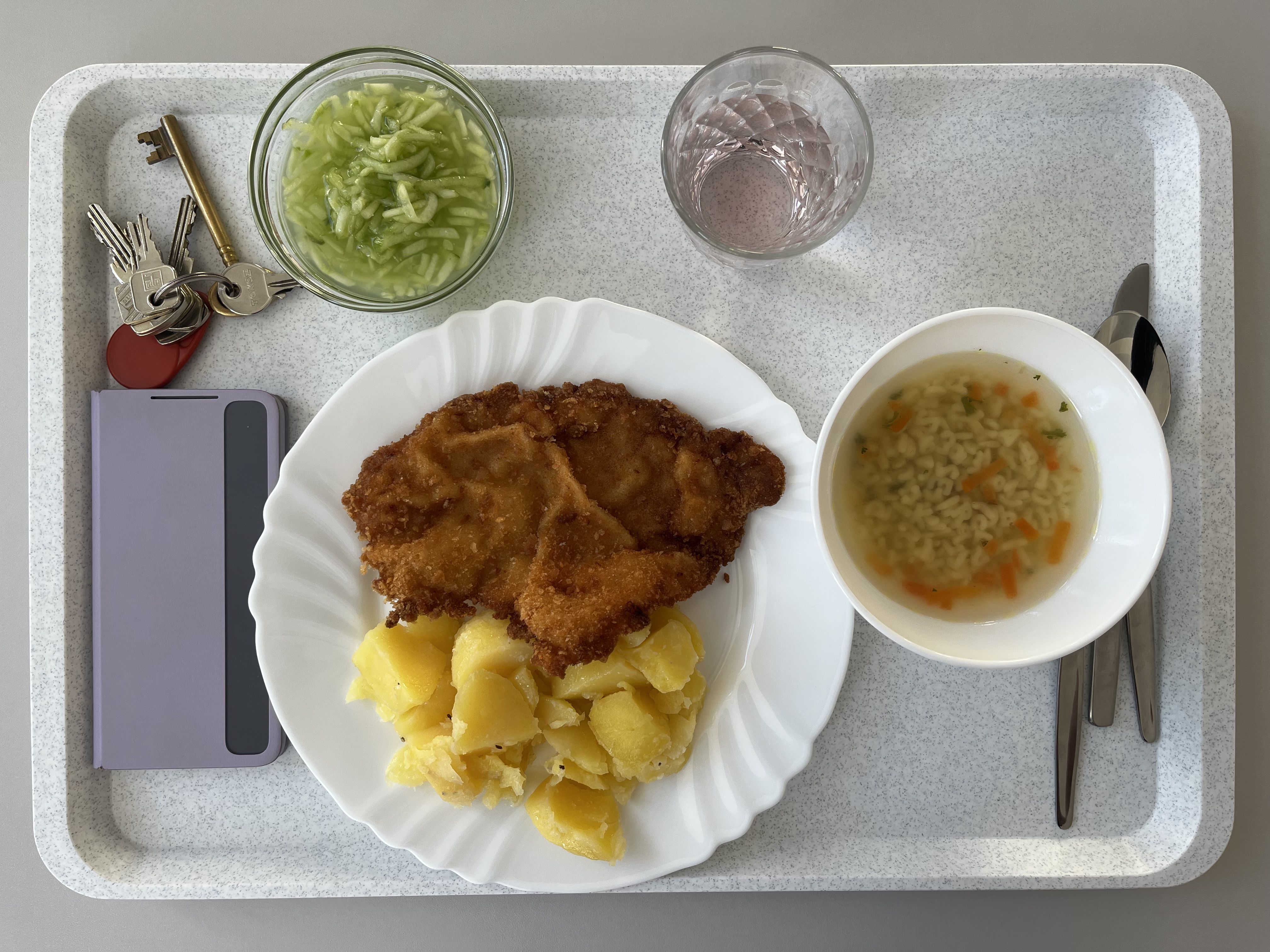 Gymnázium otevřelo svou první jídelnu v historii