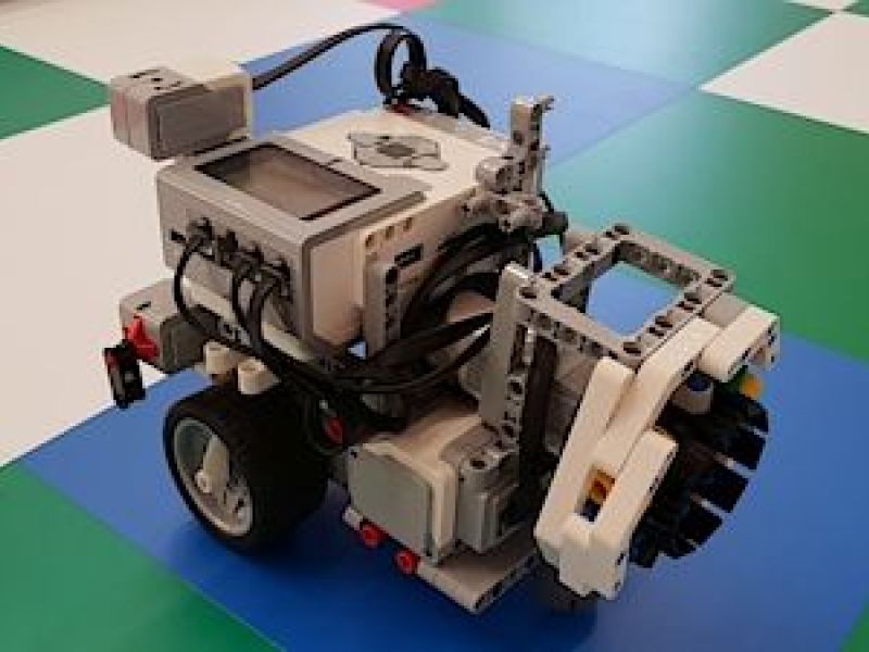 Robosoutěž na ČVUT v Praze vyhrál dívčí tým z GBV